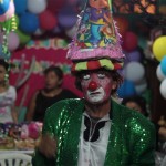 Fresco Solo equilibra una piñata en la cabeza durante uno de sus shows.