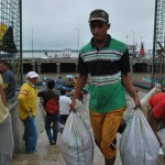 Uno de los vendedores del mercado Caraguay lleva dos sacos con jaibas.