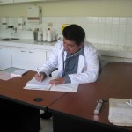 Entender que hay gente que muere es el momento más difícil para un médico, asegura el doctor Fernando Andrade, sobre todo porque está en sus manos la responsabilidad de la vida.