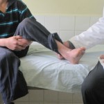 Carlos Fernando, de 11 años, entra por emergencia al dispensario del Seguro Campesino. Tenía tres días de haberse quemado el pie izquierdo con guarapo.